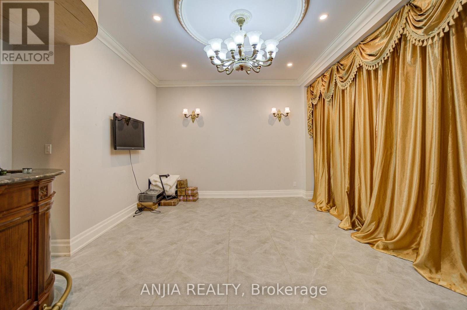 2652 VICTORIA PARK AVENUE - 11