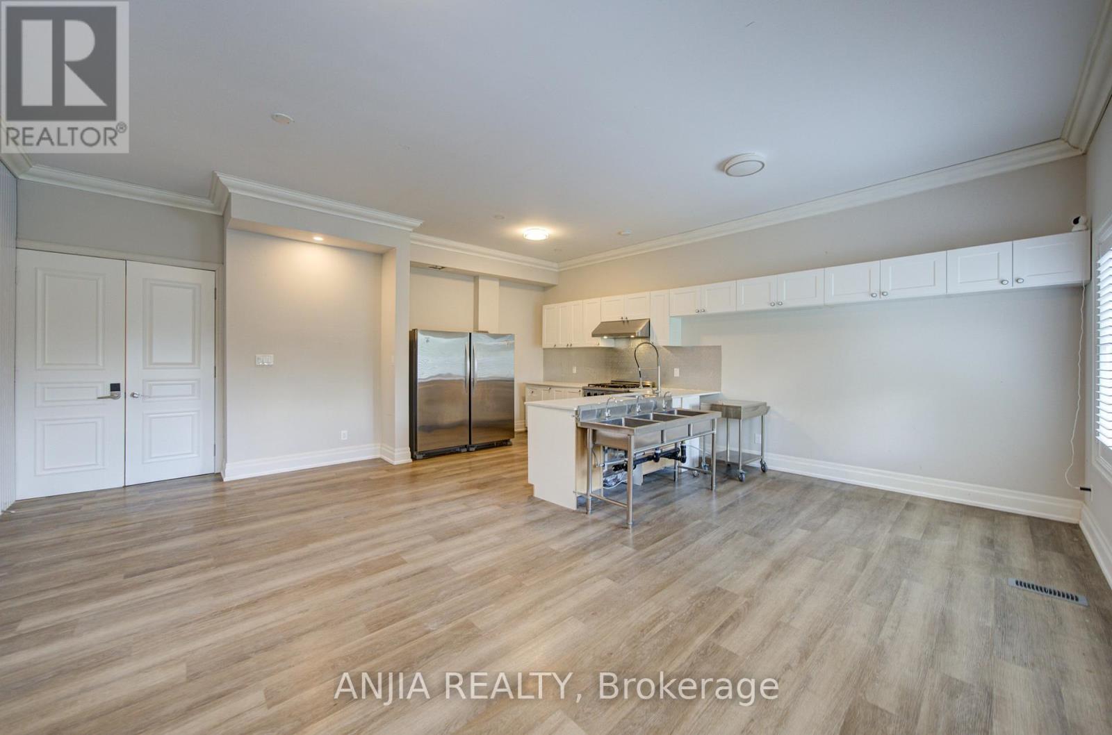 2652 VICTORIA PARK AVENUE - 20