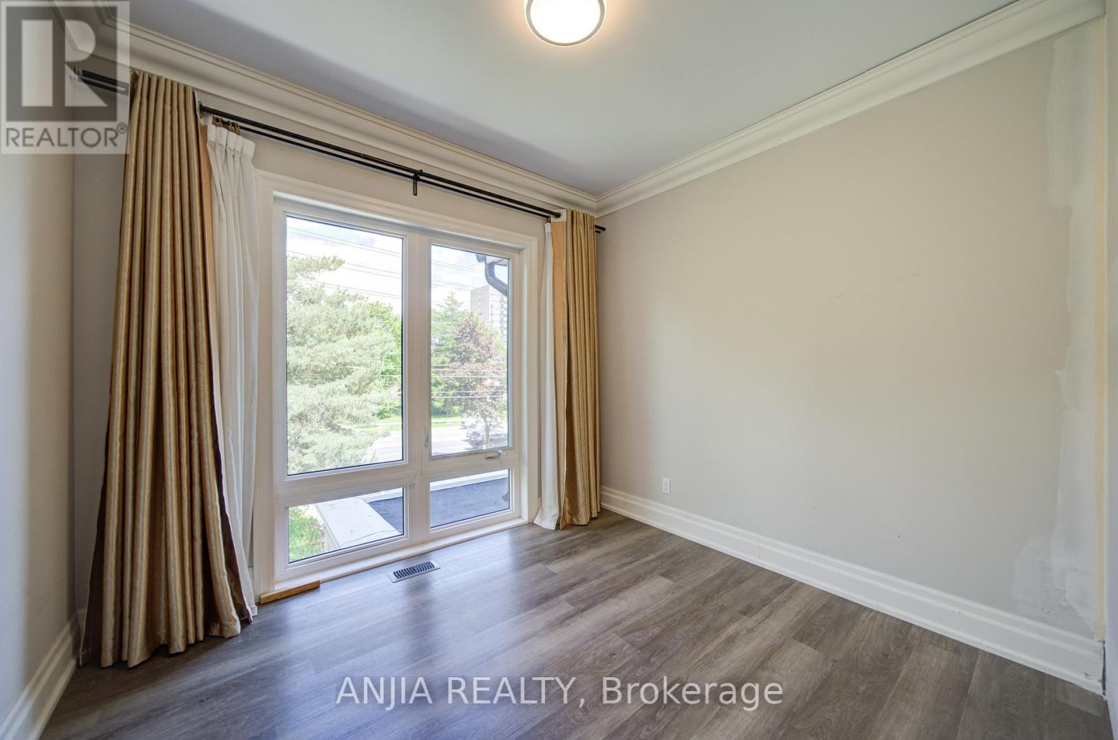 2652 VICTORIA PARK AVENUE - 32