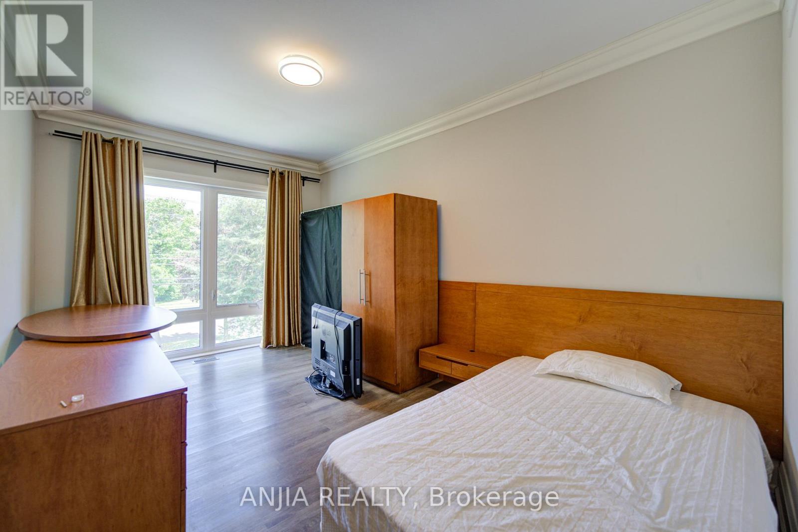 2652 VICTORIA PARK AVENUE - 35