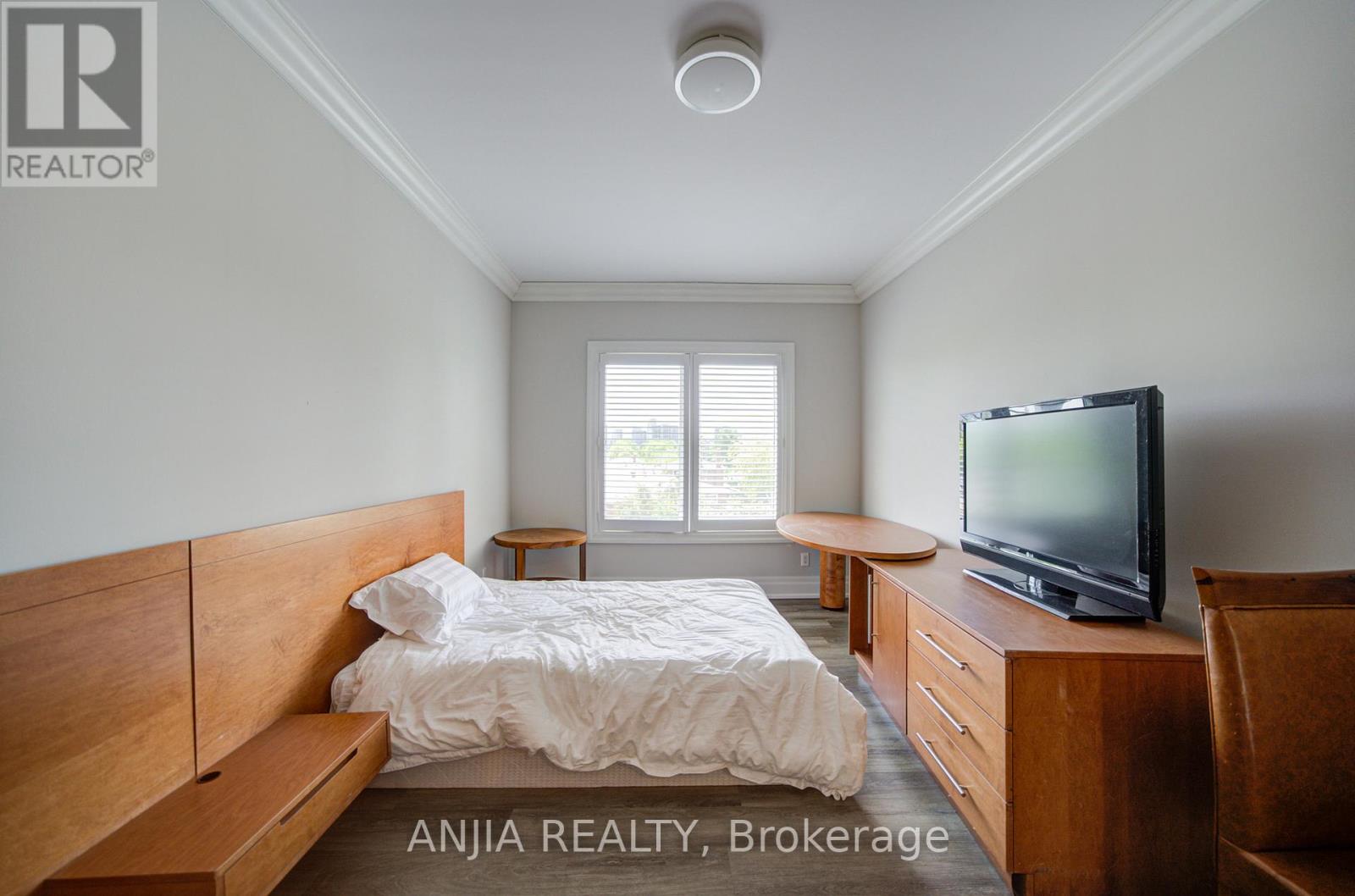 2652 VICTORIA PARK AVENUE - 37