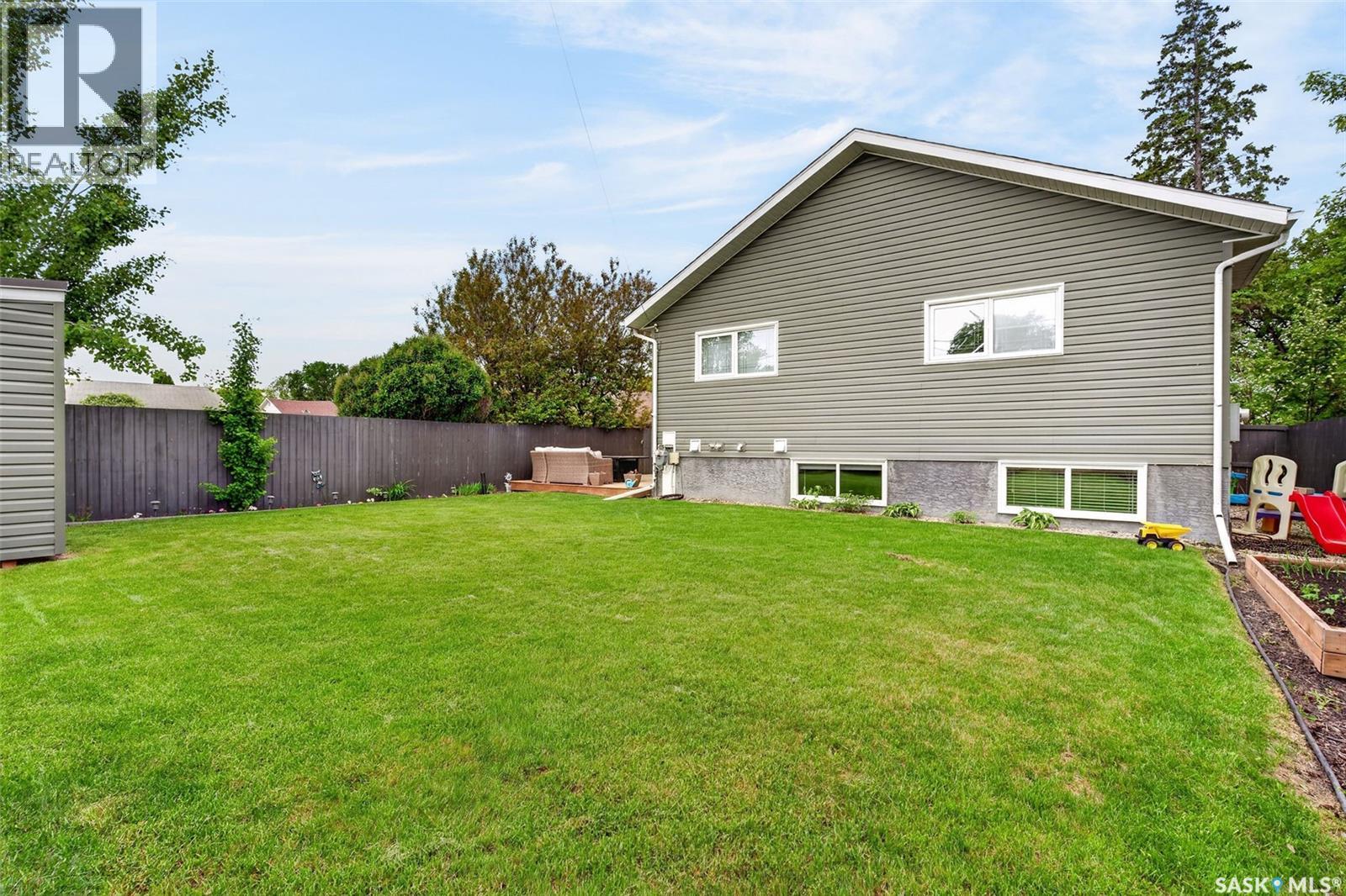 306 Burrows AVENUE E — photo 38