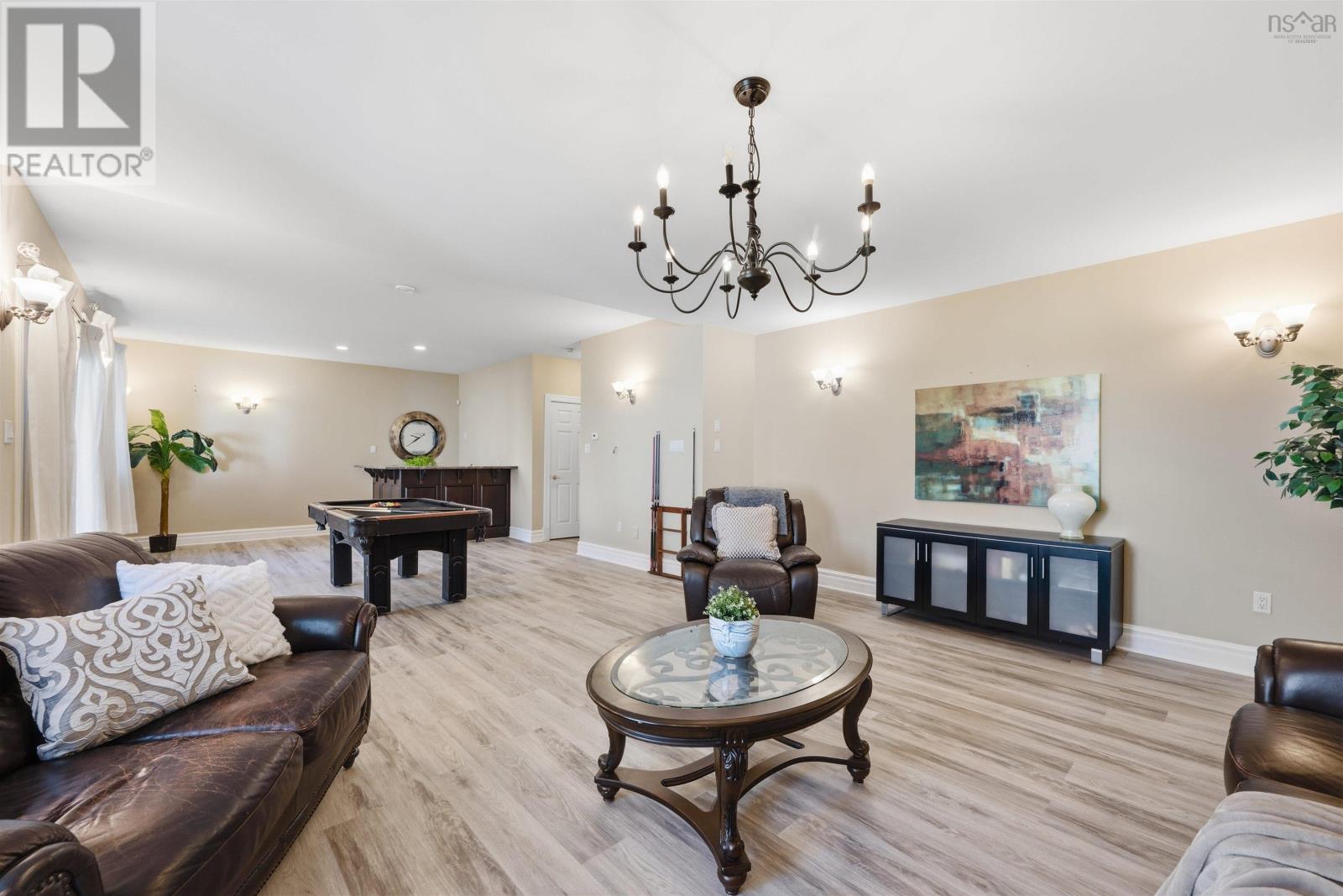 Property 7 of 43 of 65 Roxbury Crescent