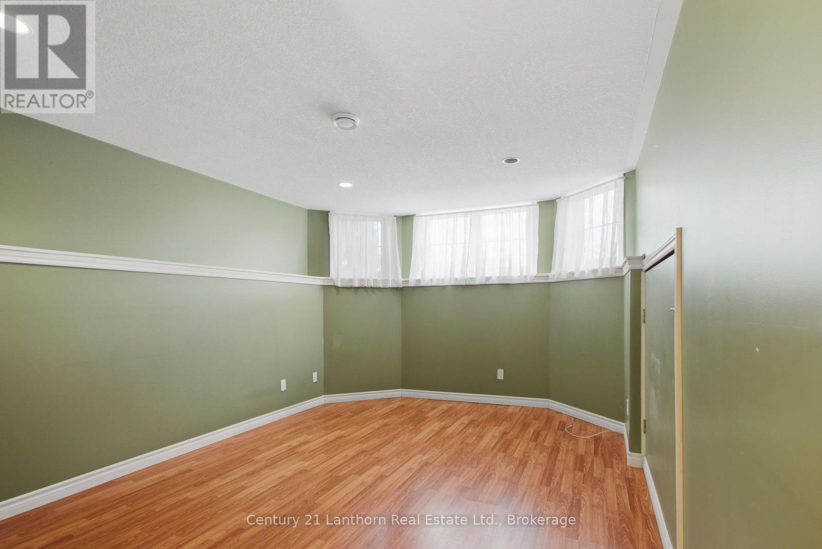 6 CHISHOLM SQUARE - 17