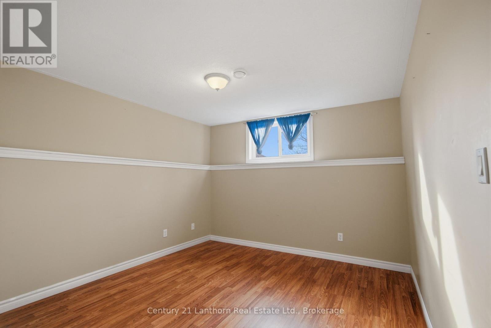 6 CHISHOLM SQUARE - 20