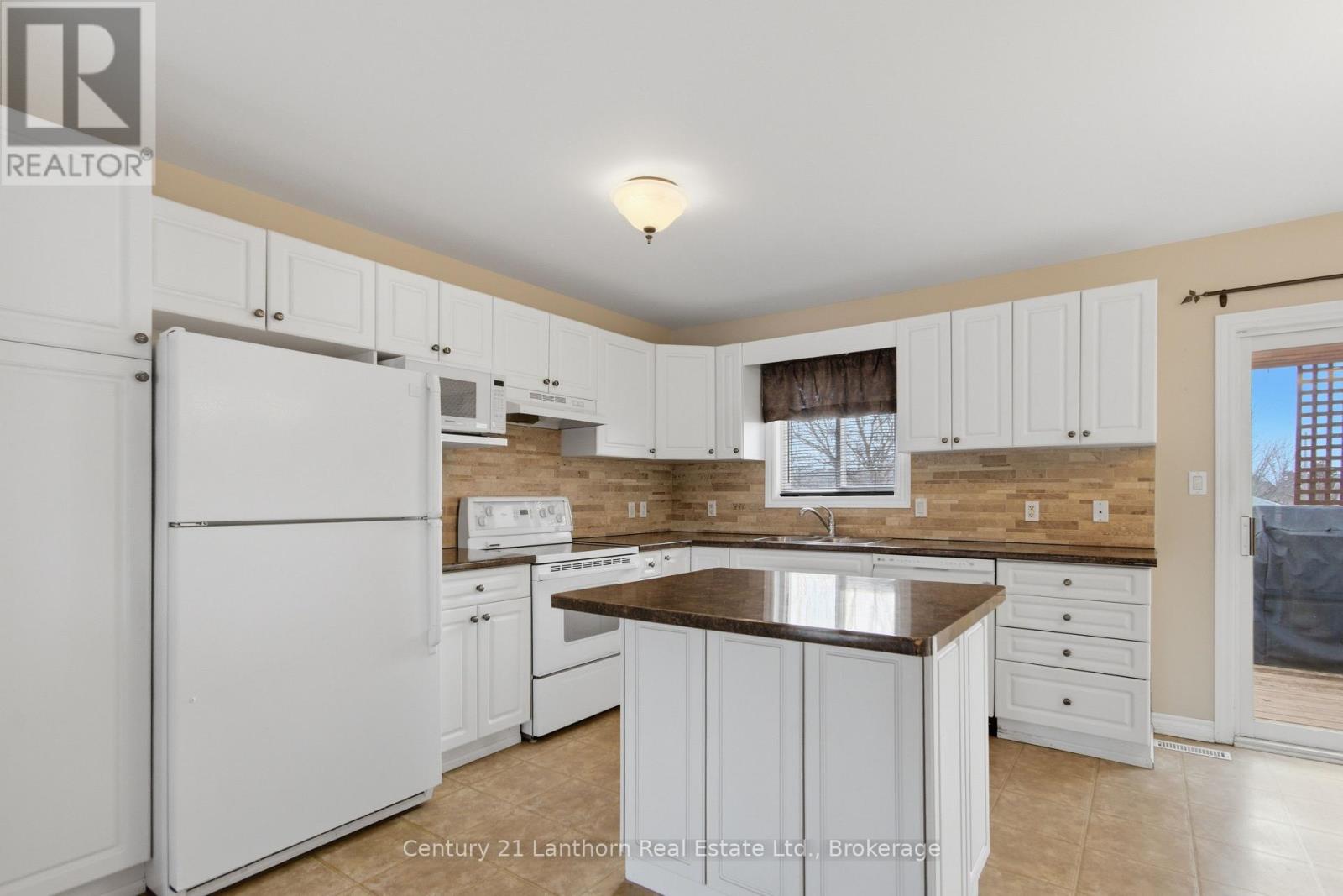 6 CHISHOLM SQUARE - 4