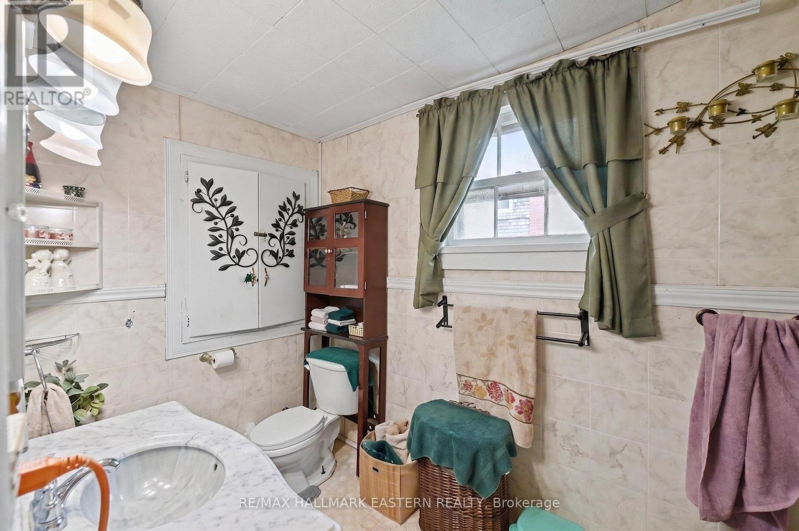 16 HOLLOWAY STREET - 13