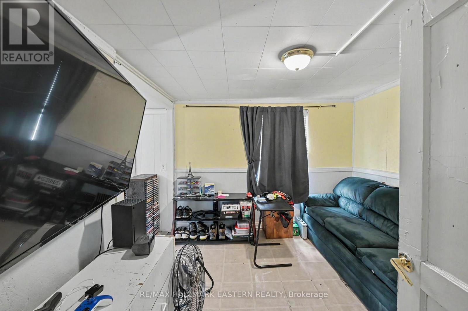 16 HOLLOWAY STREET - 18