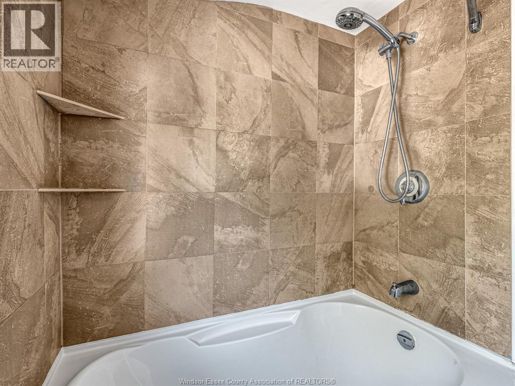4054 ROSELAND DRIVE West - 28