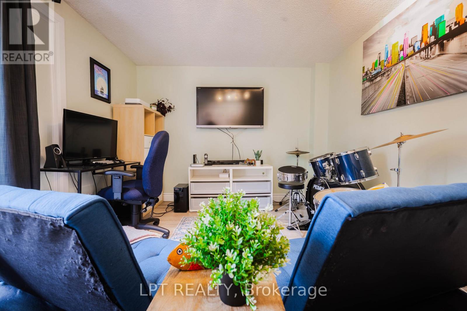 #3 318 LAURIER AVENUE - 18