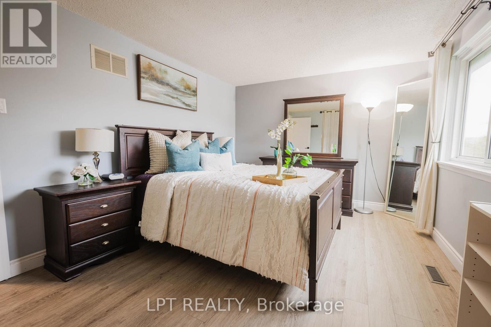 #3 318 LAURIER AVENUE - 12