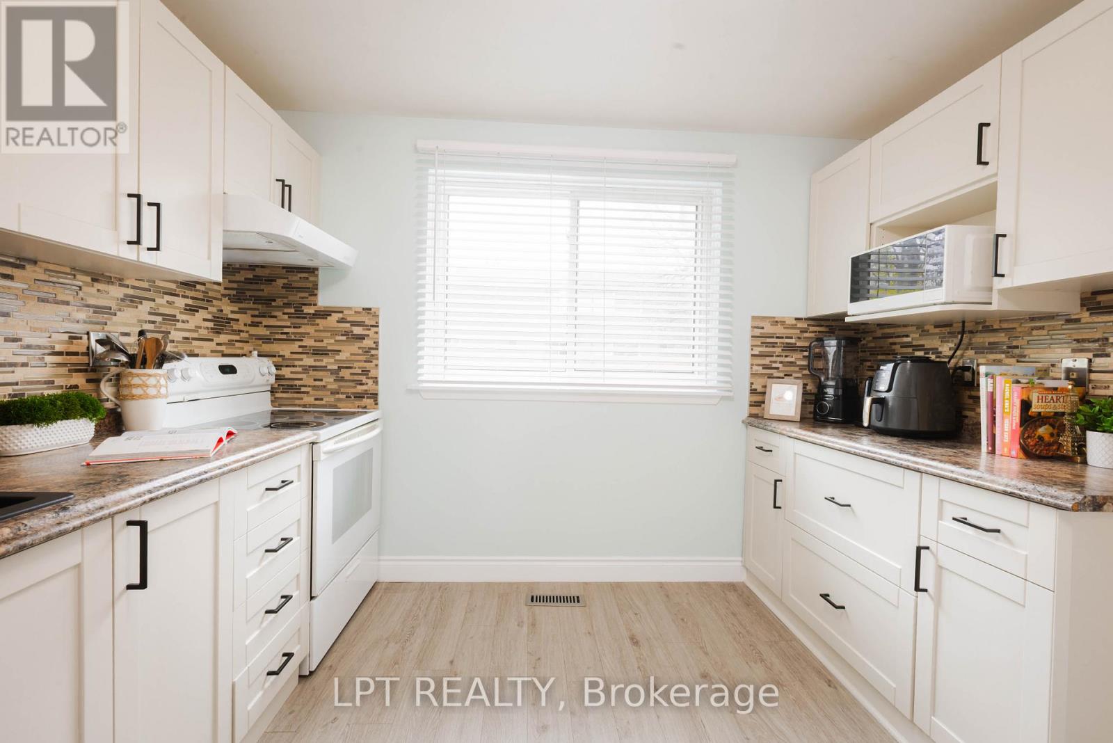 #3 318 LAURIER AVENUE - 6