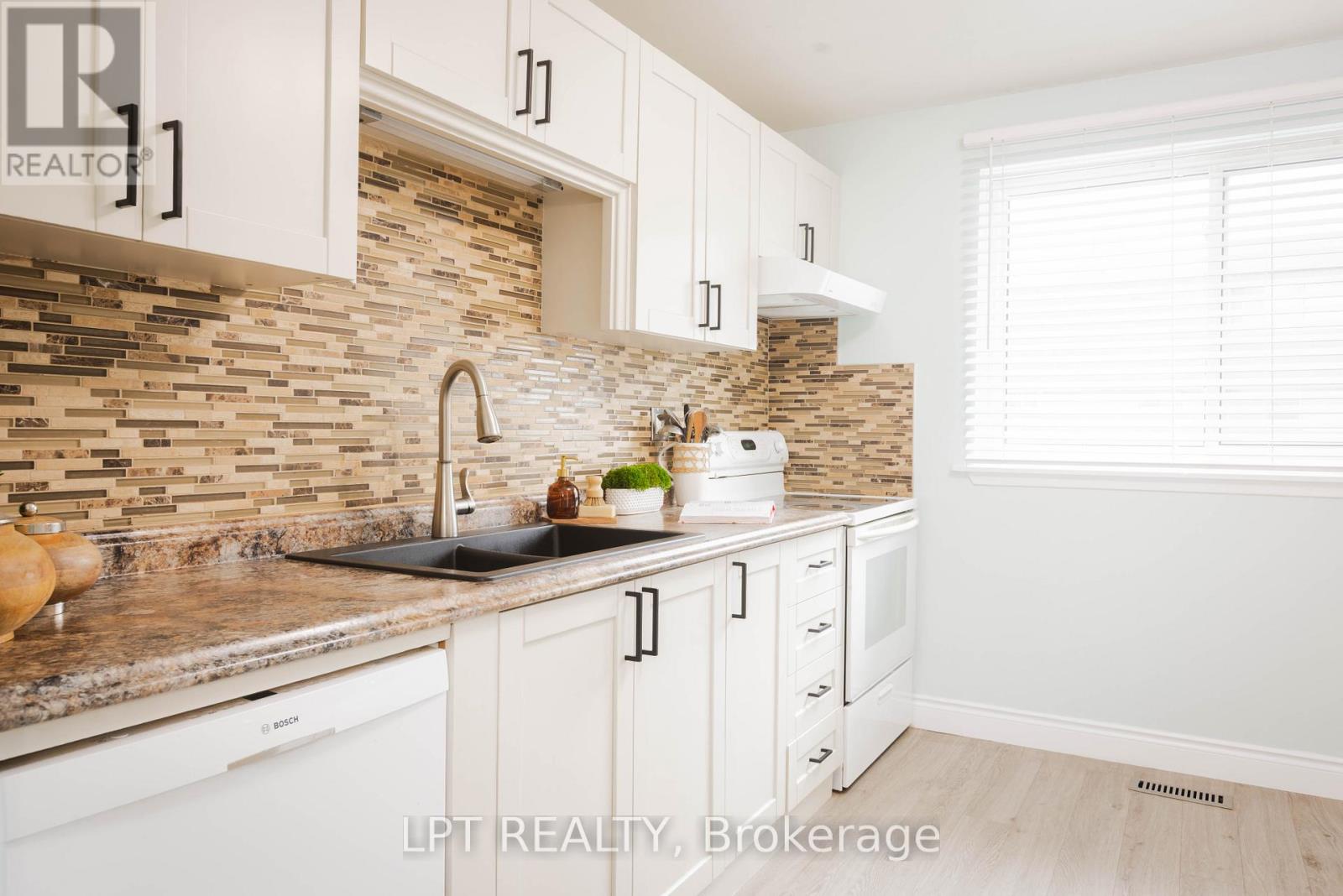 #3 318 LAURIER AVENUE - 7