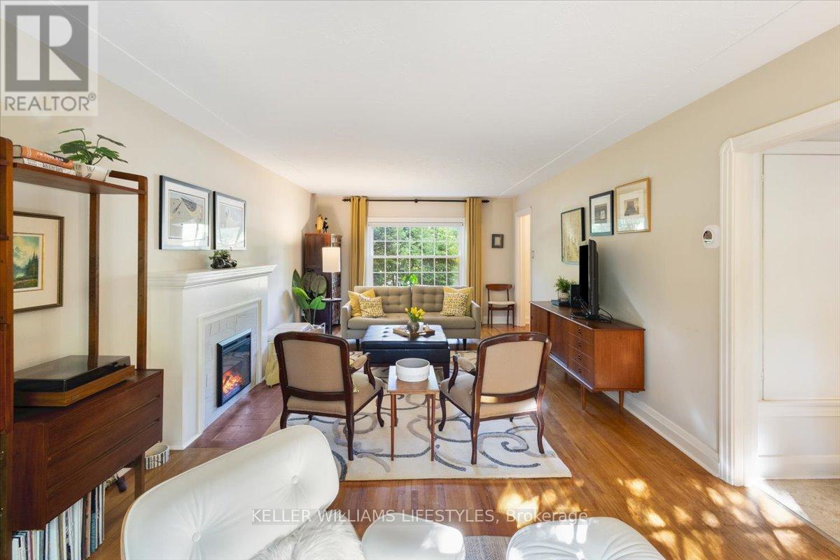 941 WATERLOO STREET - 11