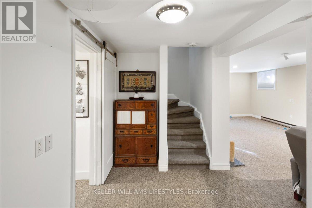 941 WATERLOO STREET - 32