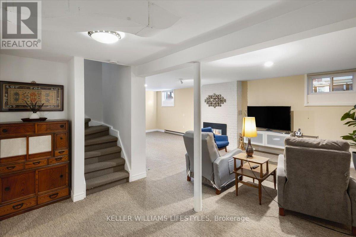 941 WATERLOO STREET - 33