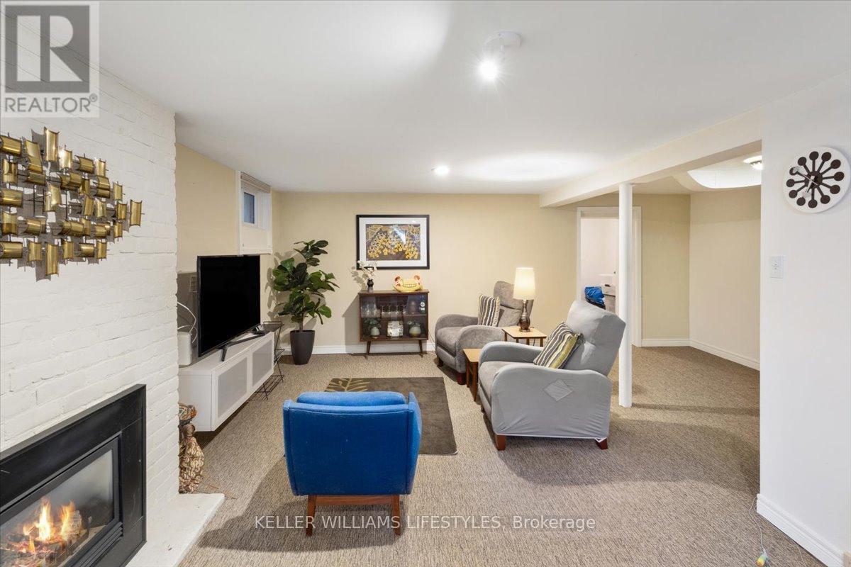 941 WATERLOO STREET - 34