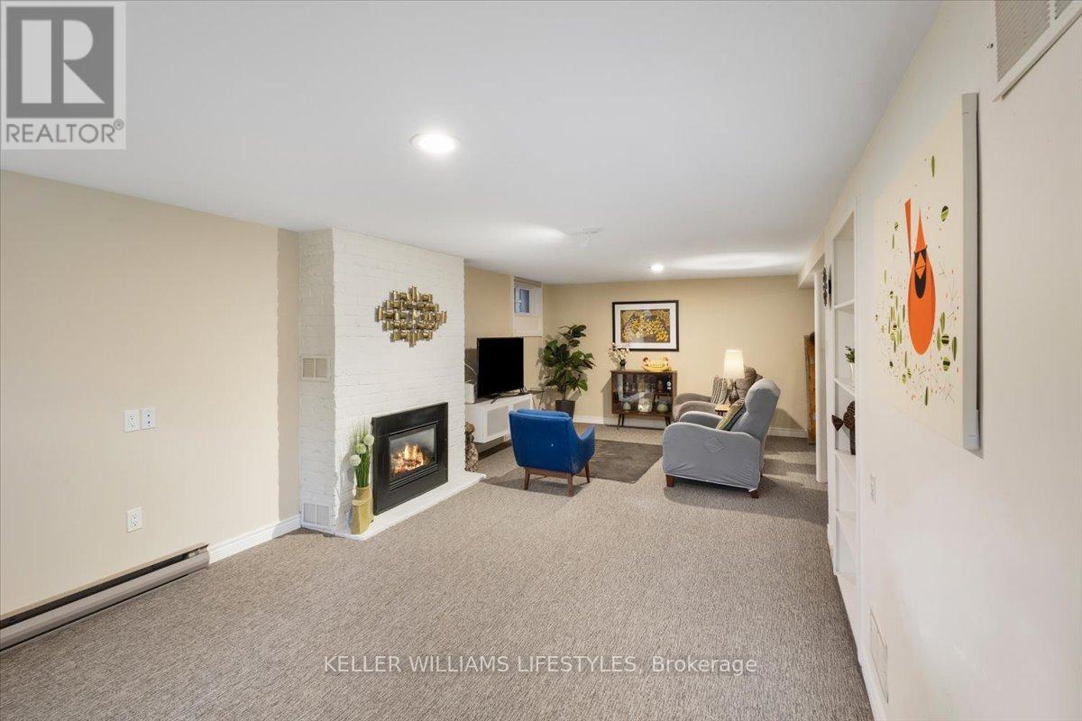 941 WATERLOO STREET - 37