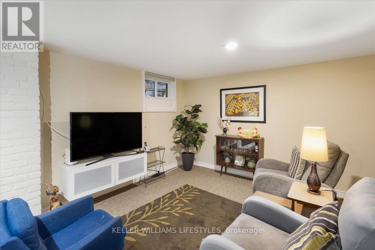 941 WATERLOO STREET - 38