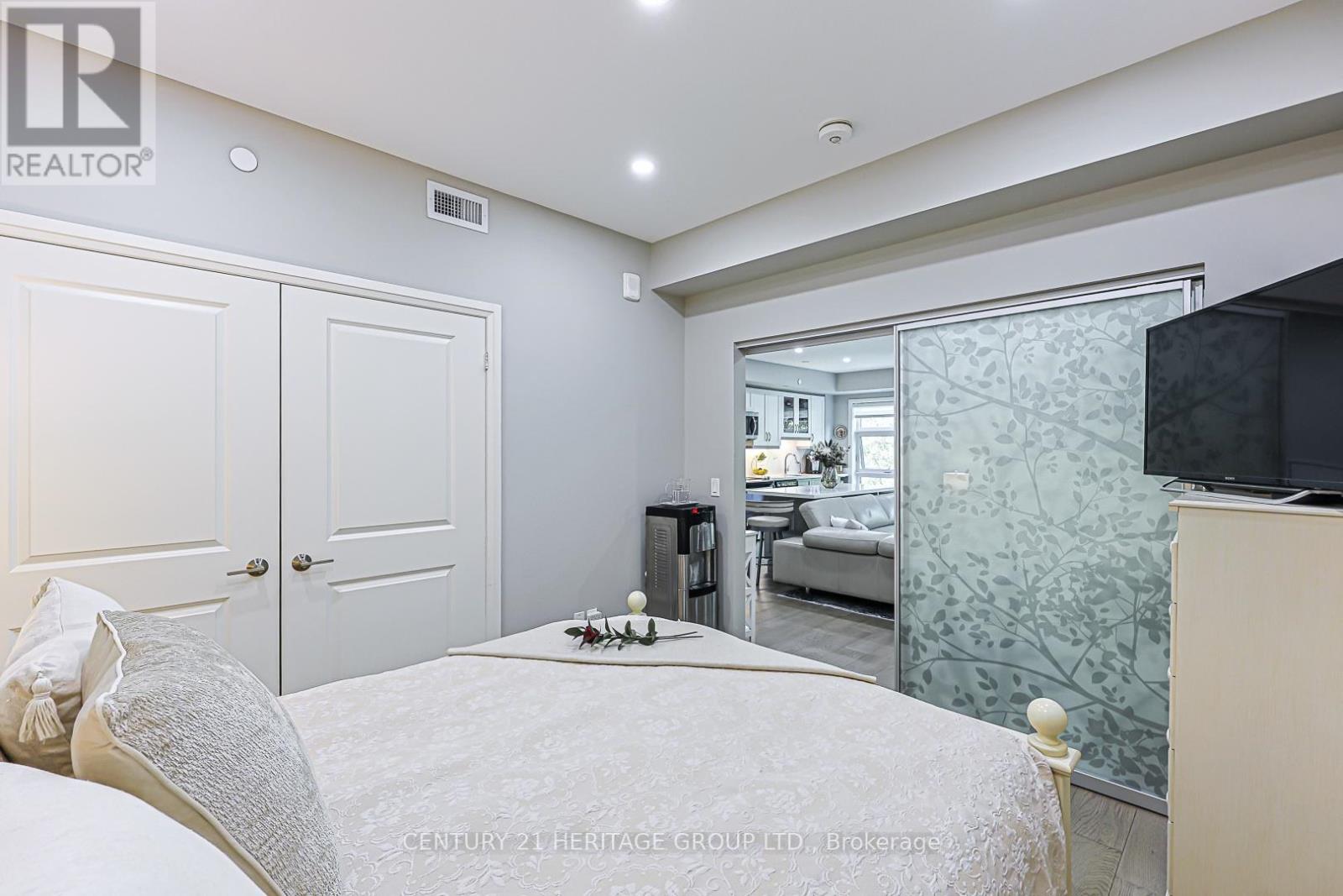 #208 555 WILLIAM GRAHAM DRIVE - 22
