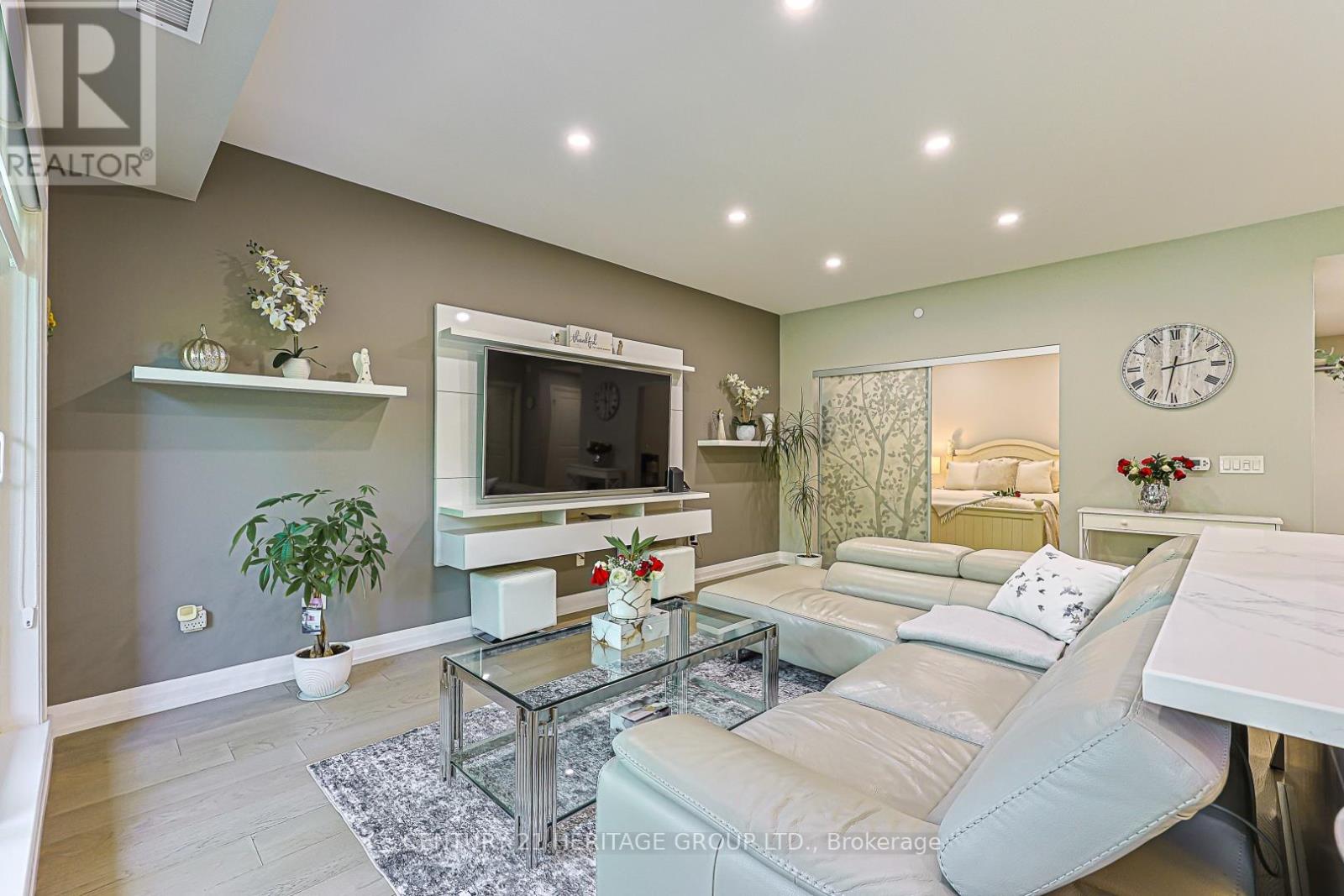 #208 555 WILLIAM GRAHAM DRIVE - 8