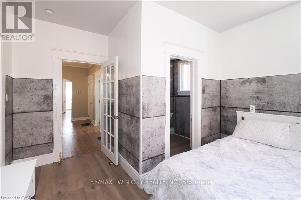 19 PAISLEY HEIGHTS - 21
