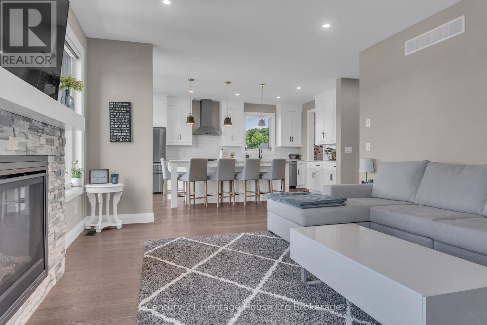 18 THOMPSON COURT - 11