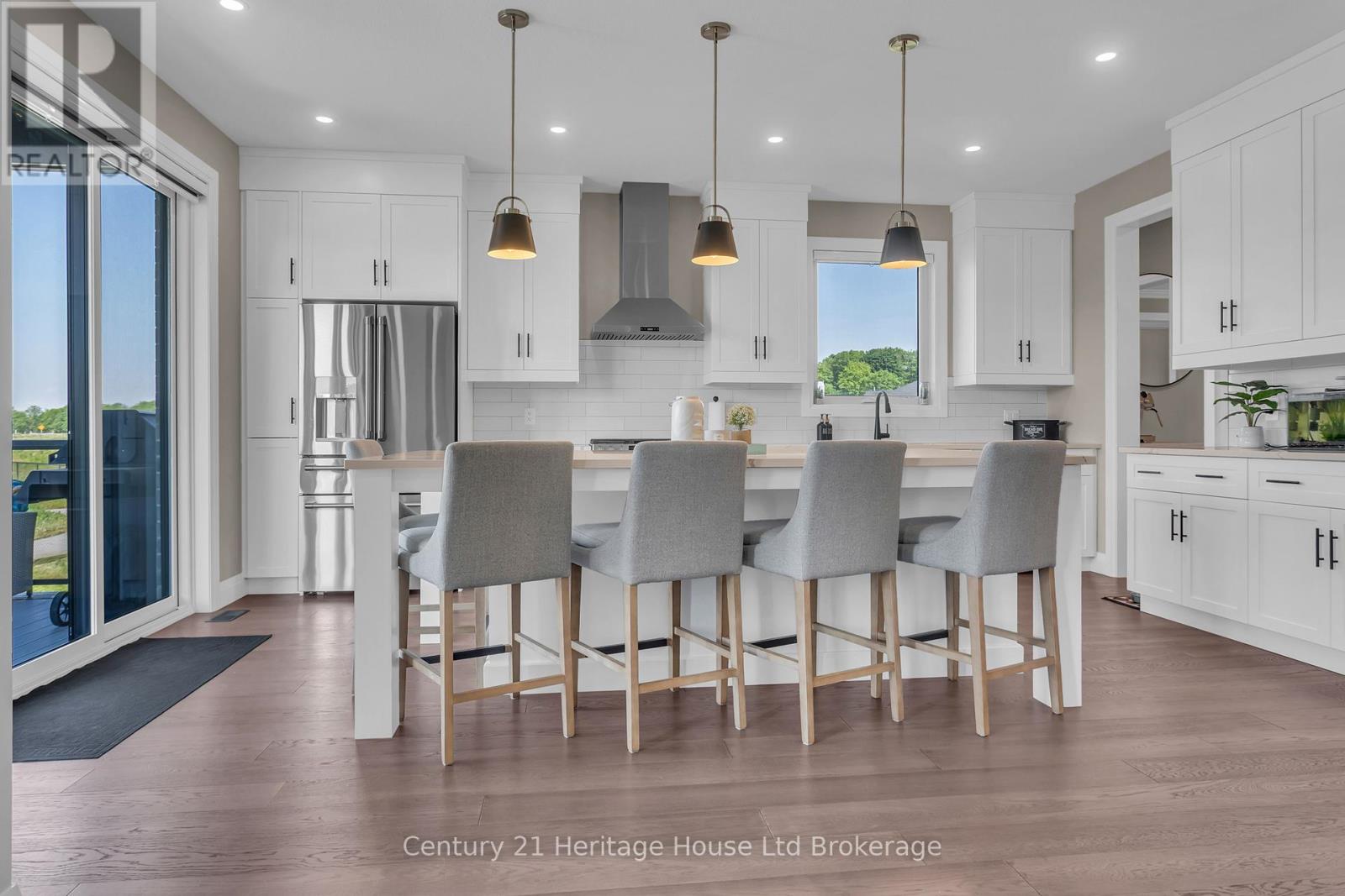 18 THOMPSON COURT - 12