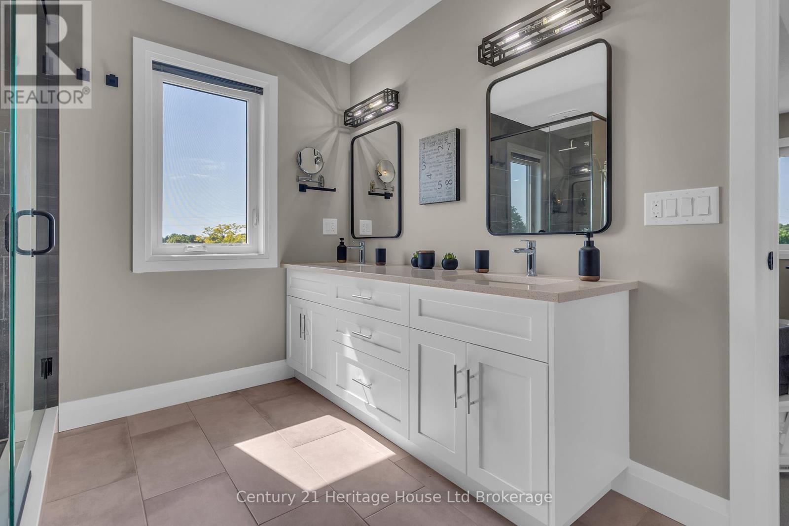 18 THOMPSON COURT - 32