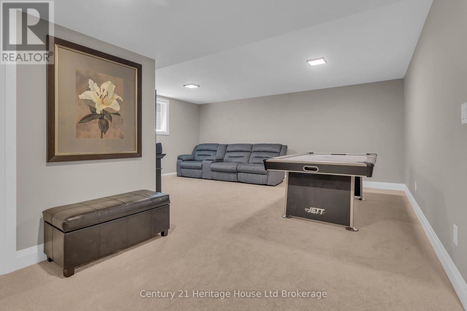 18 THOMPSON COURT - 36