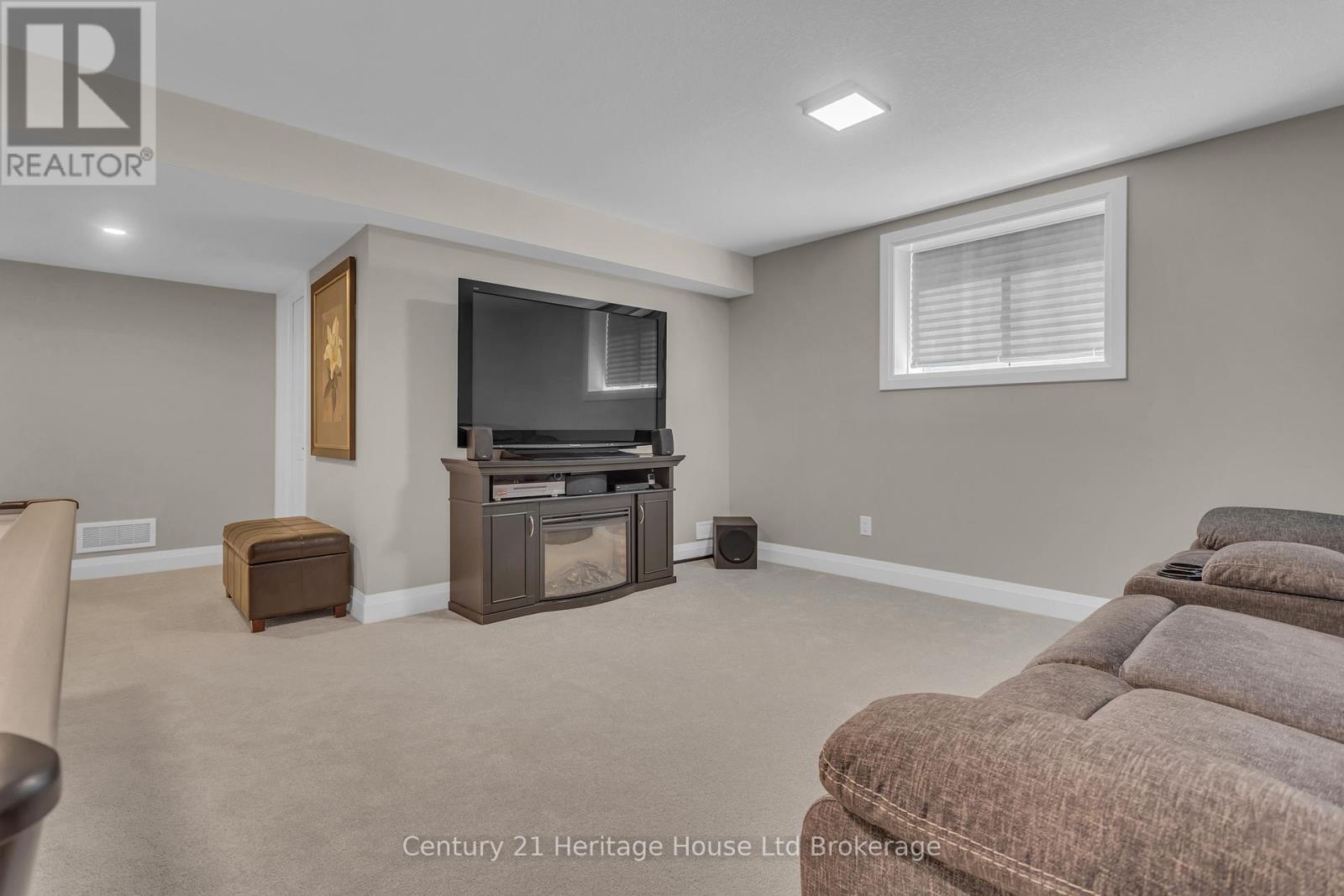 18 THOMPSON COURT - 38