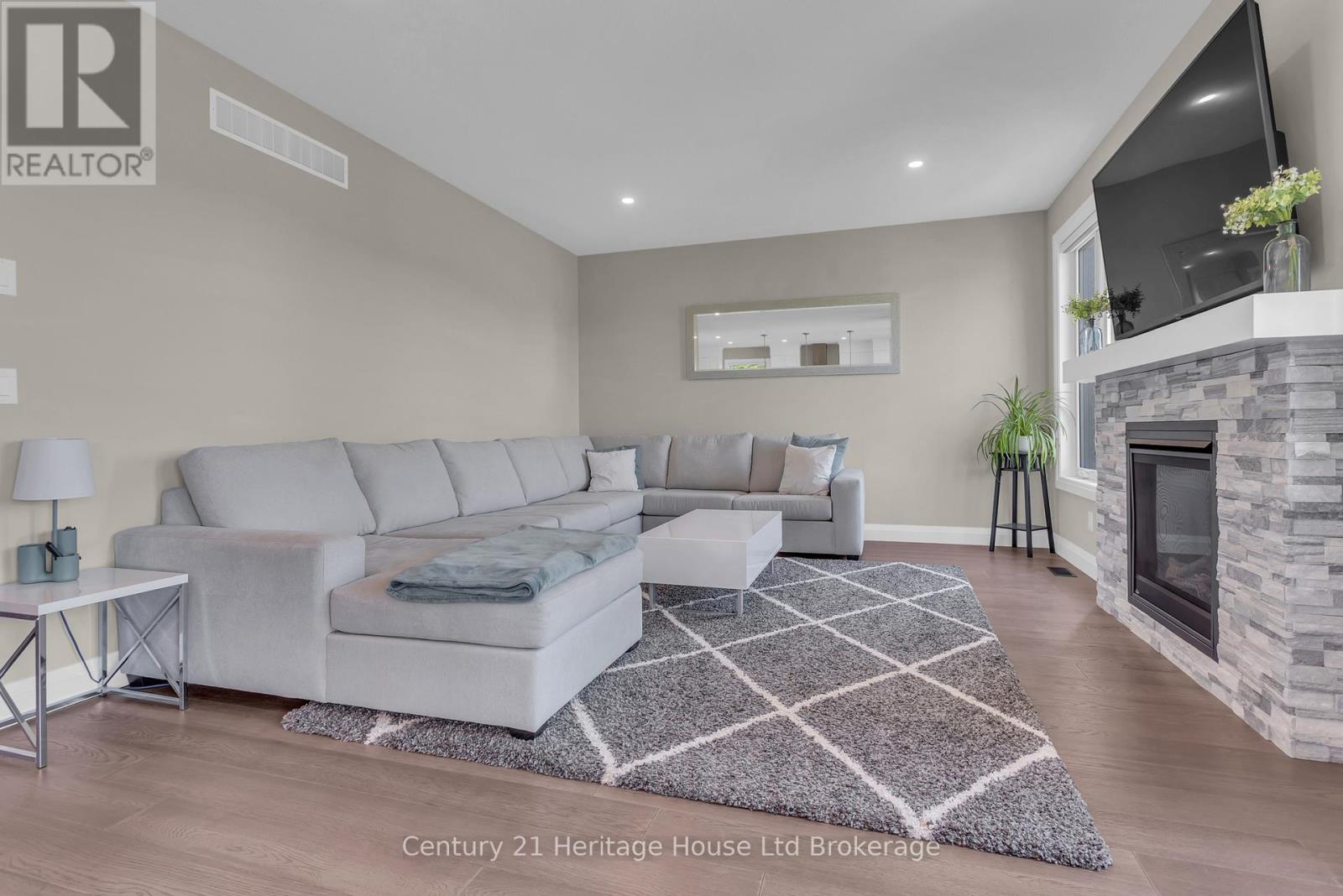 18 THOMPSON COURT - 8