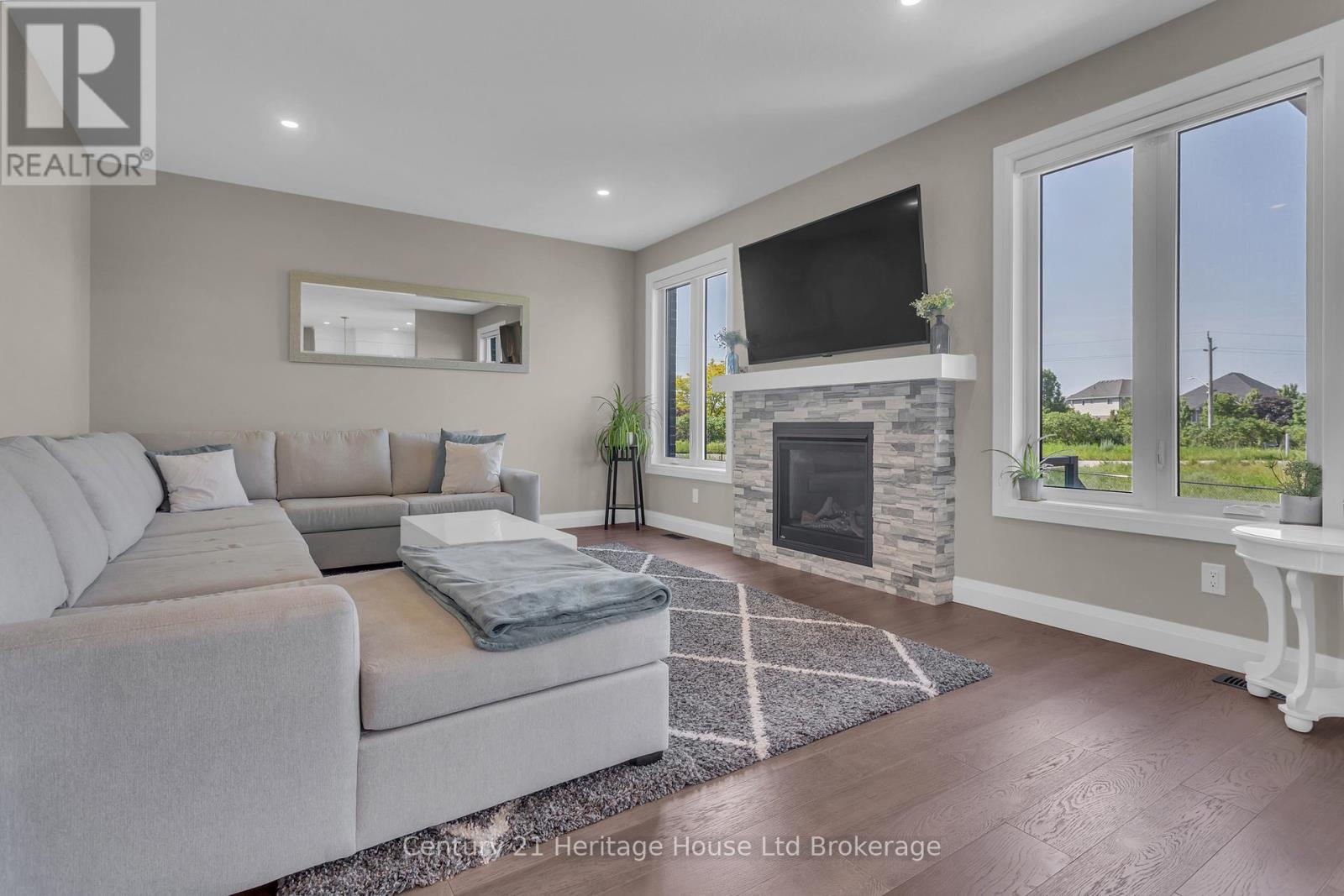 18 THOMPSON COURT - 9
