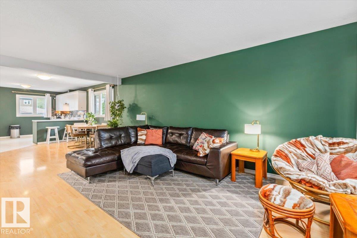9324 70 AV NW - 3