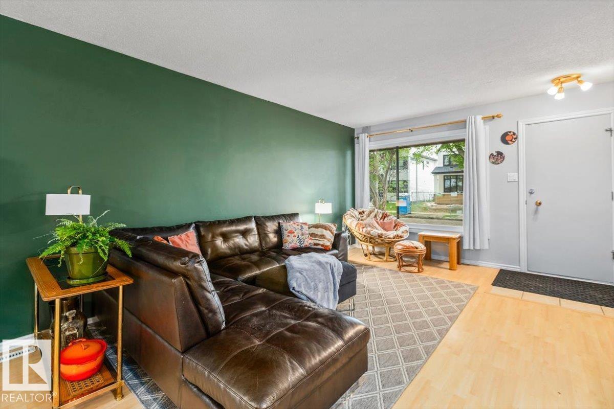 9324 70 AV NW - 4