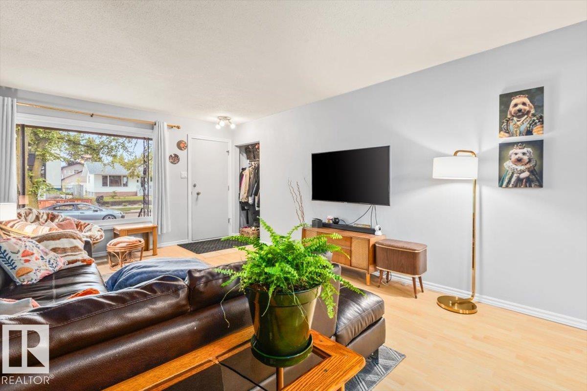 9324 70 AV NW - 5