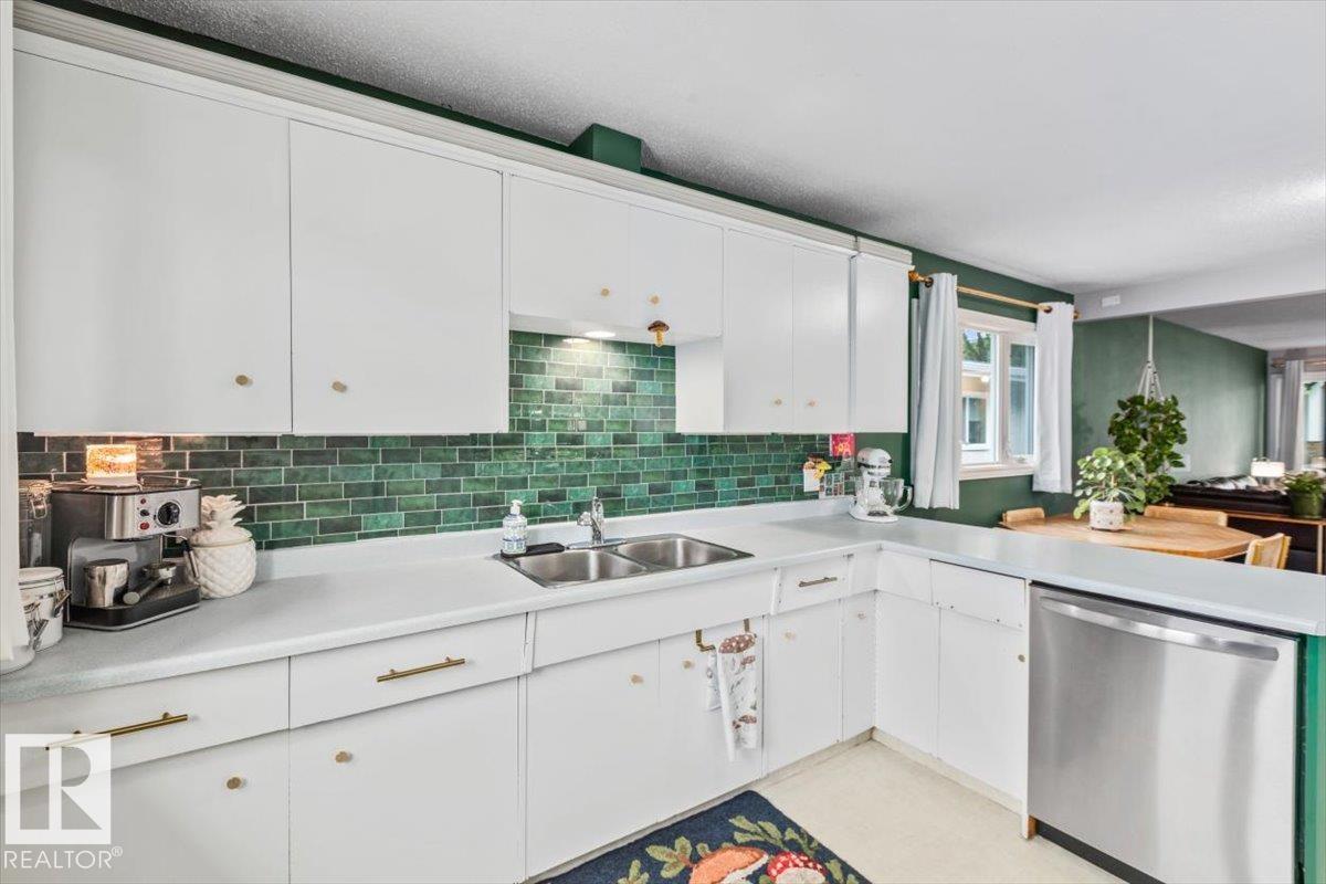 9324 70 AV NW - 9
