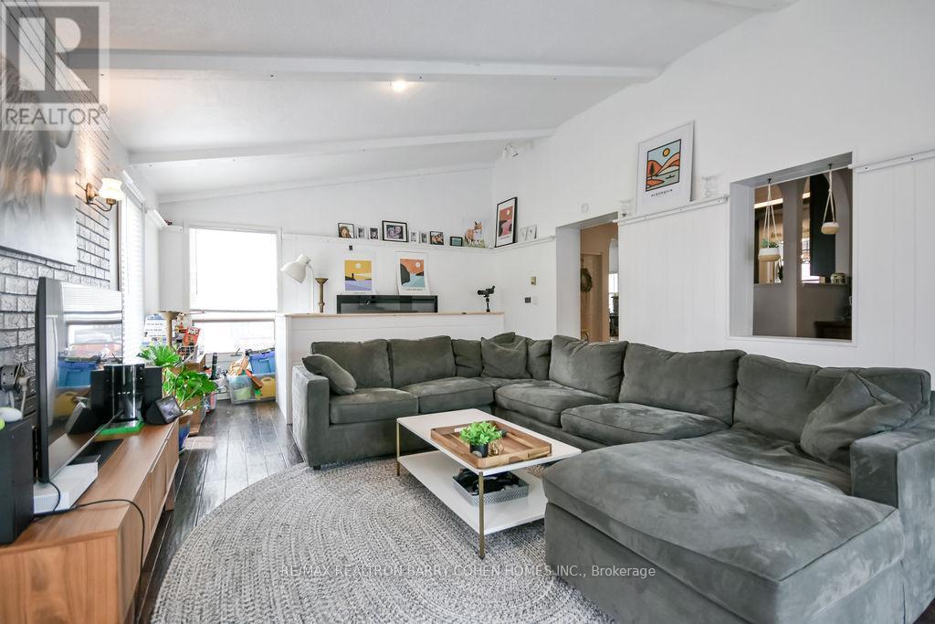8 LAKESHORE ROAD E - 21