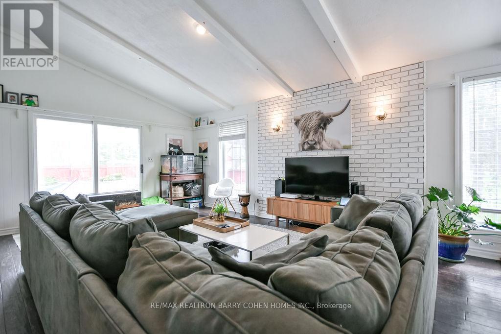 8 LAKESHORE ROAD E - 22