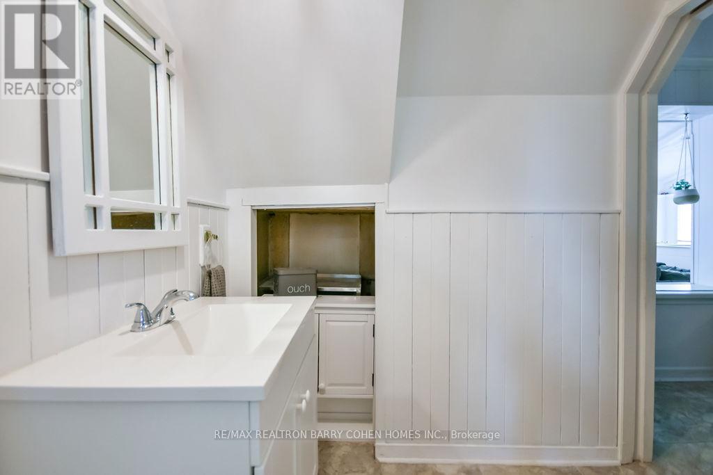 8 LAKESHORE ROAD E - 24