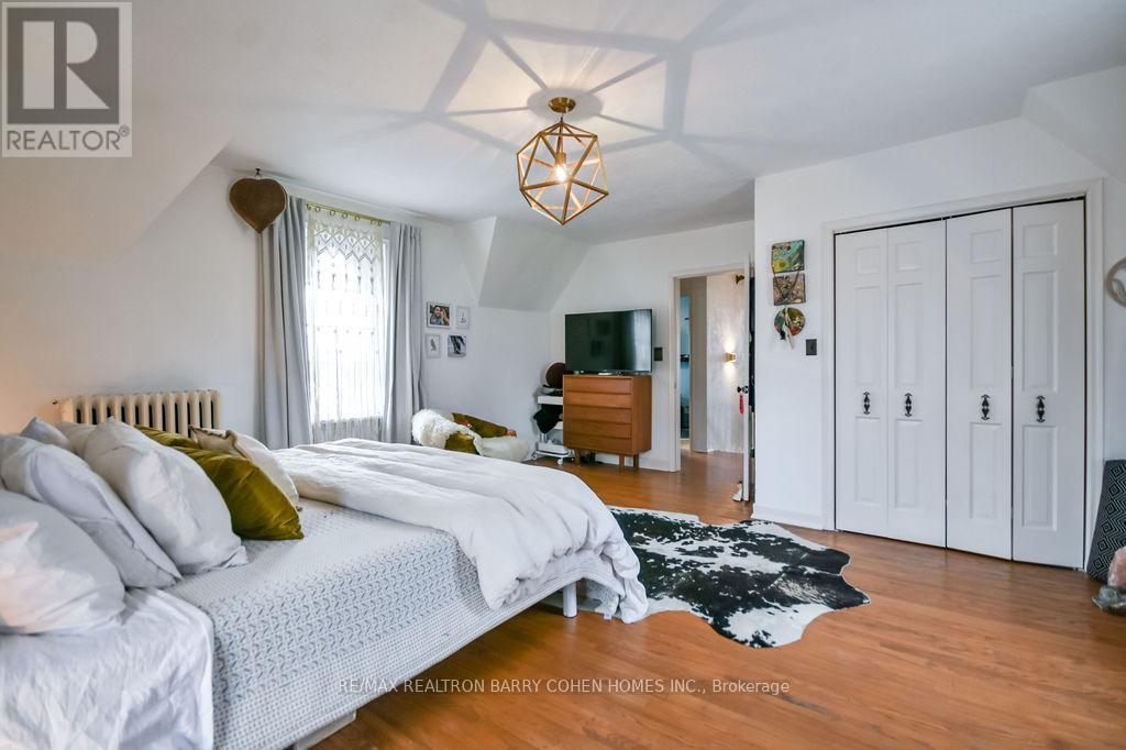 8 LAKESHORE ROAD E - 31