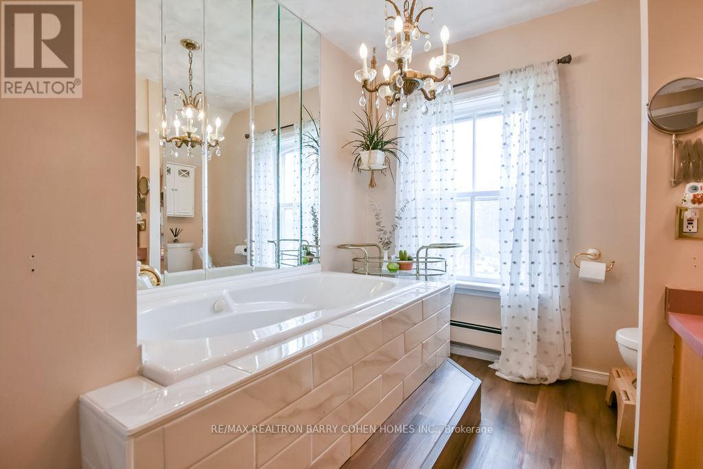 8 LAKESHORE ROAD E - 33