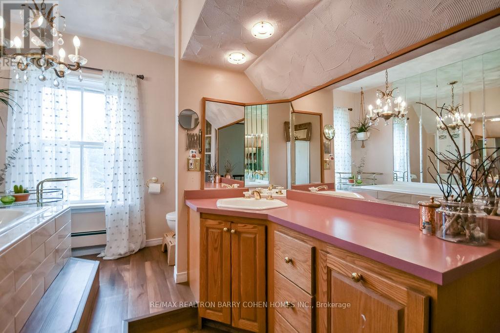 8 LAKESHORE ROAD E - 34