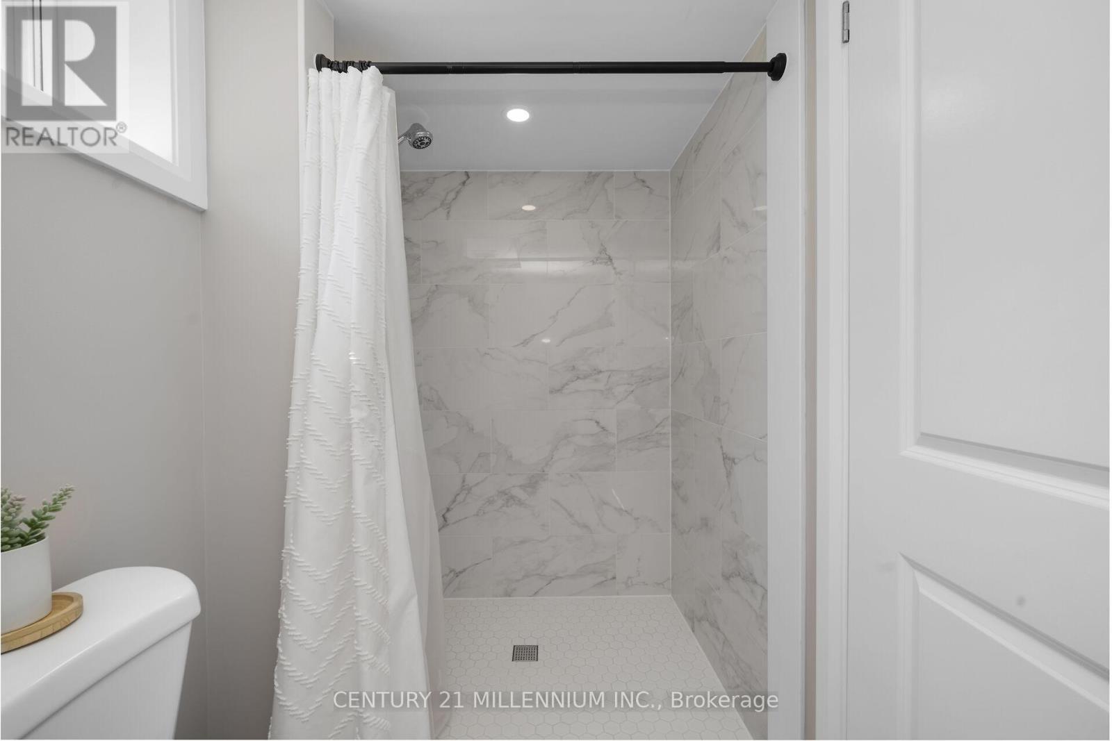 41 DOUGLAS CRESCENT - 28