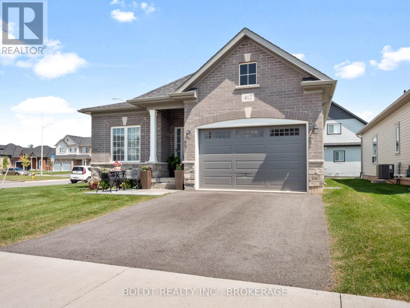 412 HUMMEL CRESCENT - 1