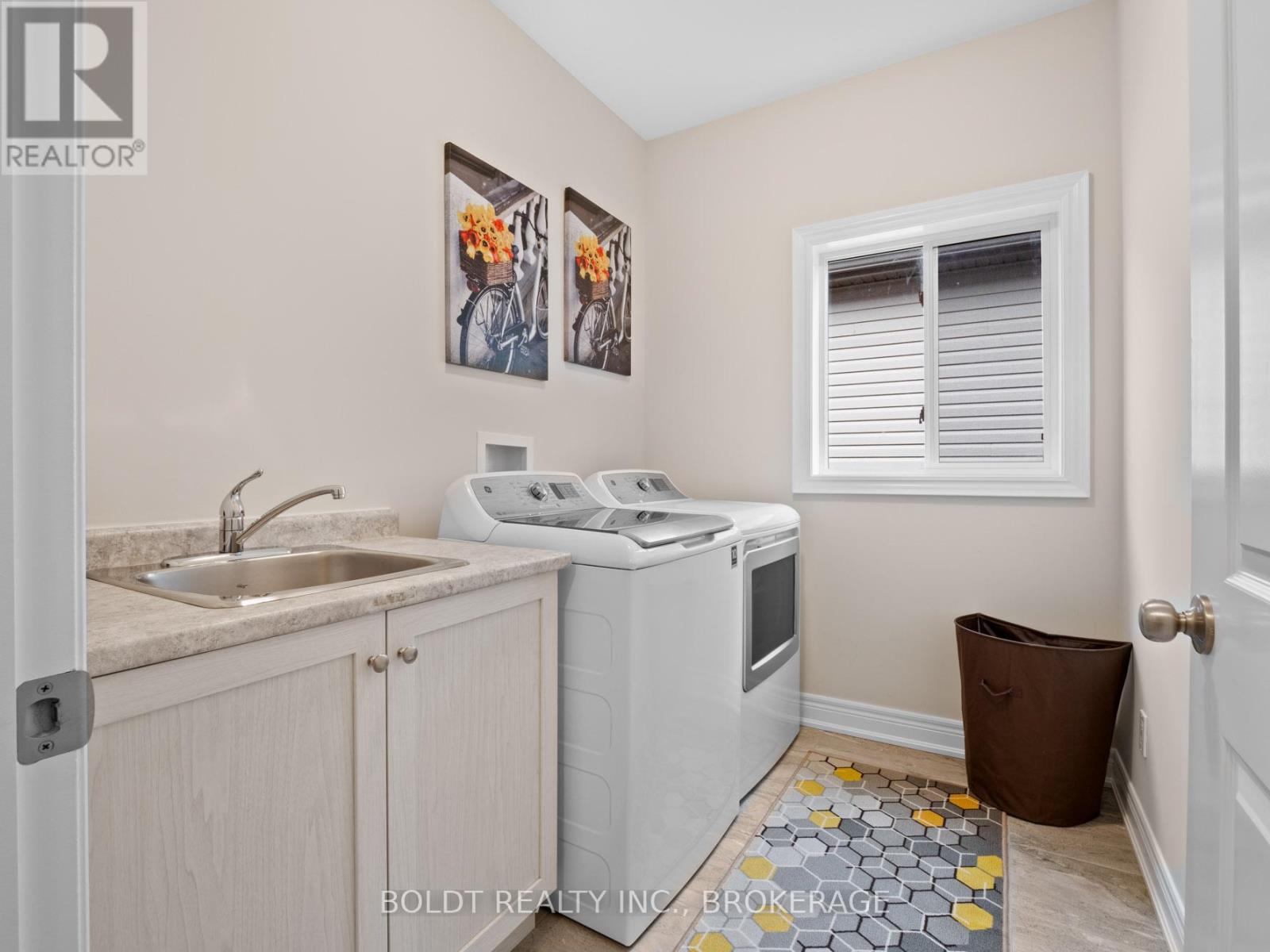 412 HUMMEL CRESCENT - 16