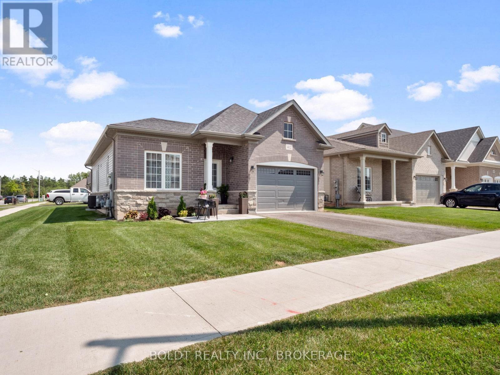 412 HUMMEL CRESCENT - 2