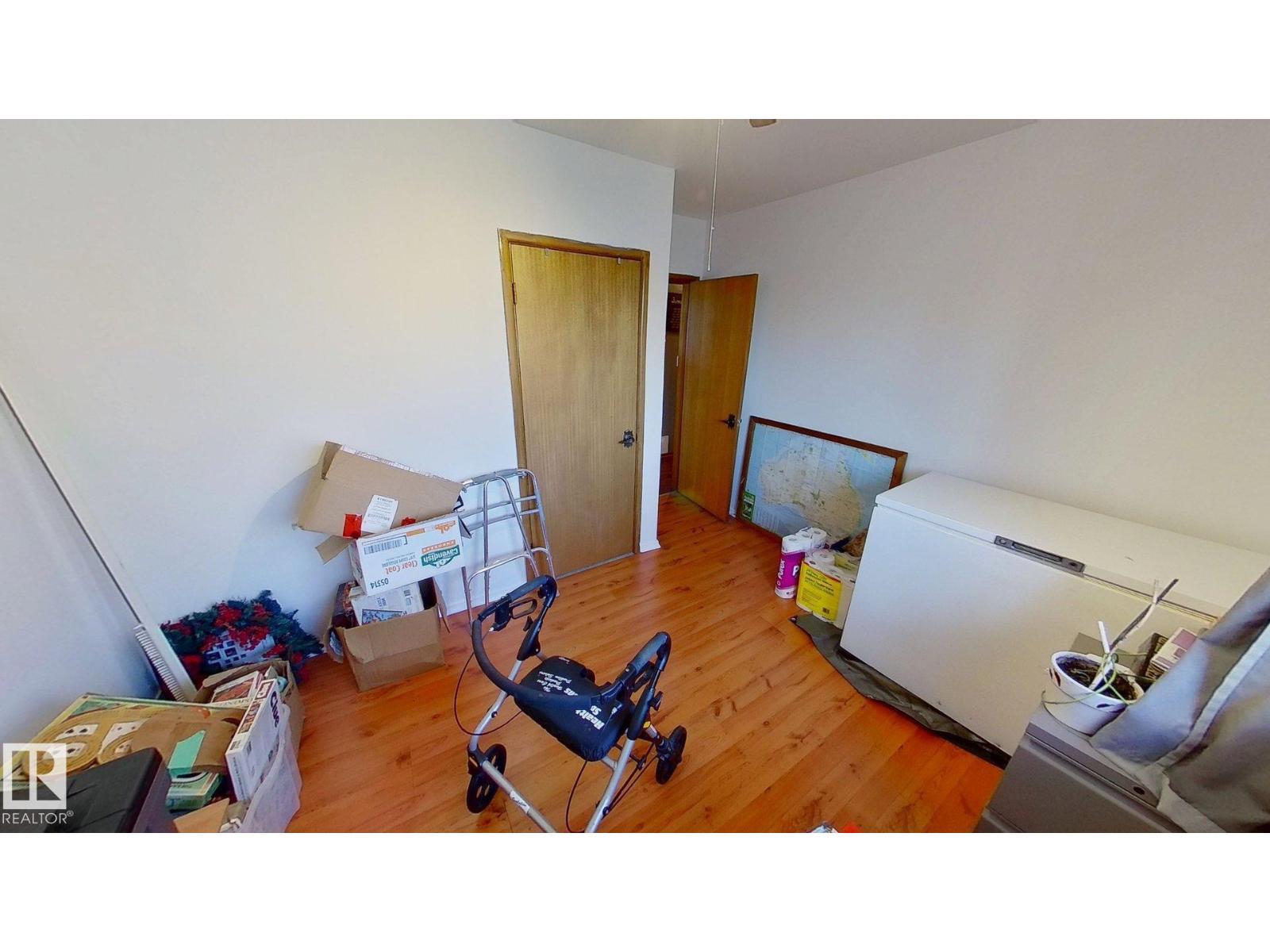 7608 125 AV NW - 8