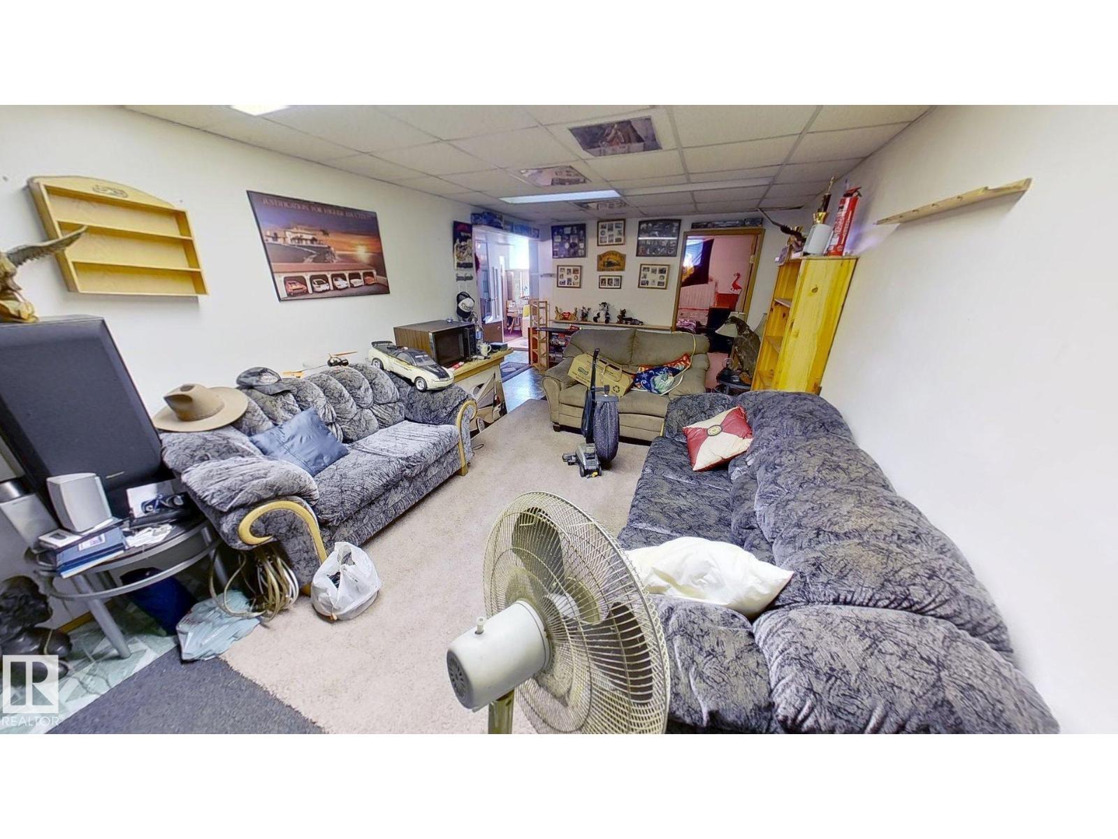 7608 125 AV NW - 9