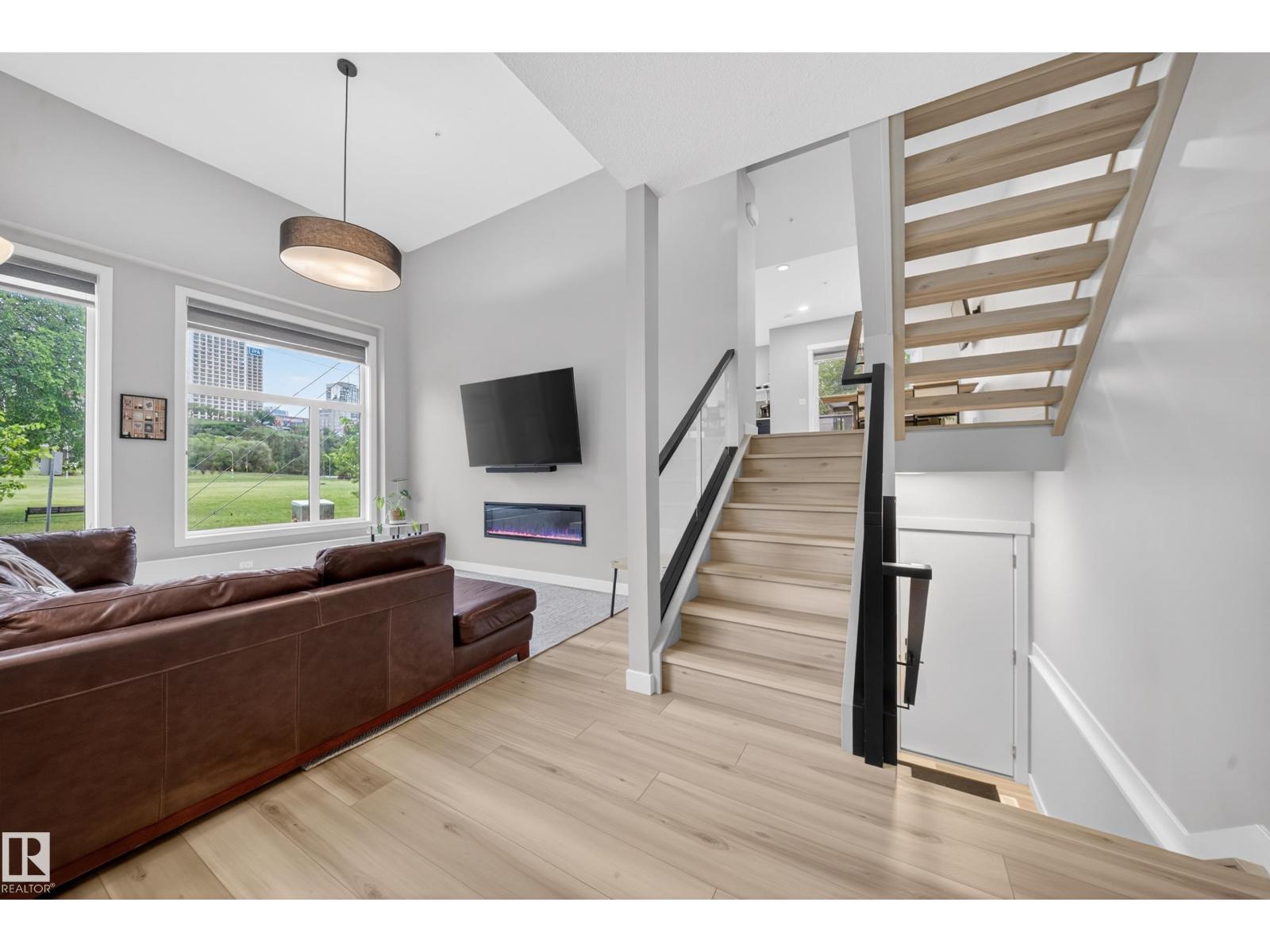9747 101 ST NW - 9